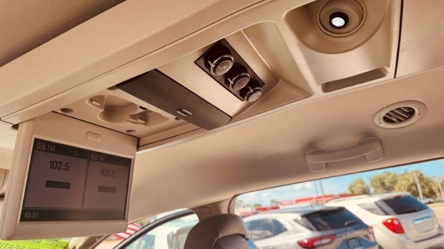 Used 2012 Chrysler Town & Country Limited image 11