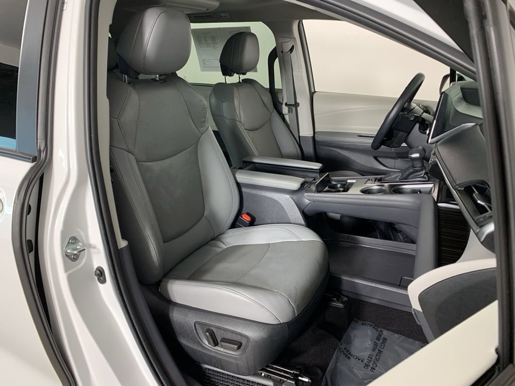 Used 2023 Toyota Sienna Limited FWD image 40