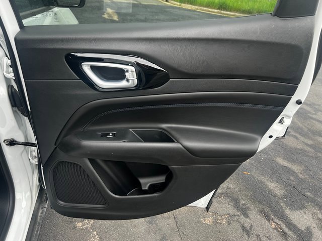 New 2025 Jeep Compass Latitude w/ Altitude Special Edition image 17