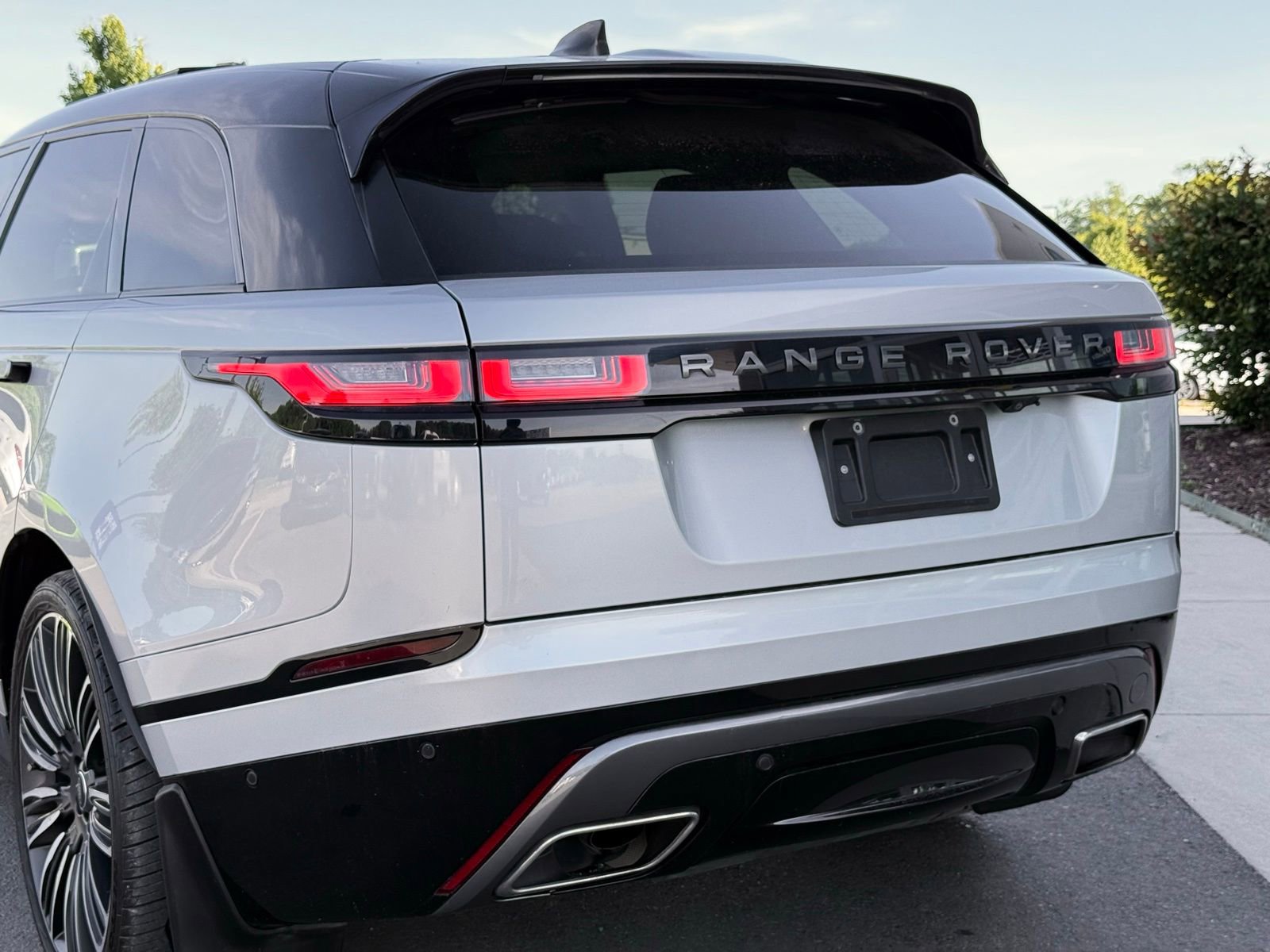 Used 2018 Land Rover Range Rover Velar R-Dynamic HSE AWD/4WD image 4