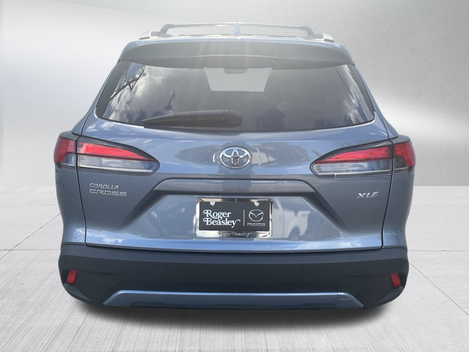 Used 2023 Toyota Corolla Cross XLE w/ Convenience Package FWD image 7