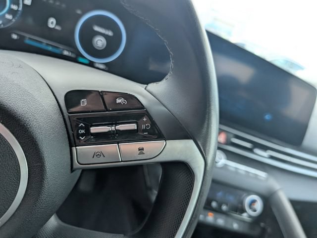 Used 2025 Hyundai Elantra Limited FWD image 21
