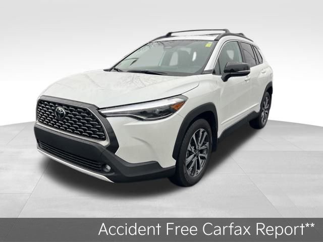 Used 2025 Toyota Corolla Cross XLE image 3