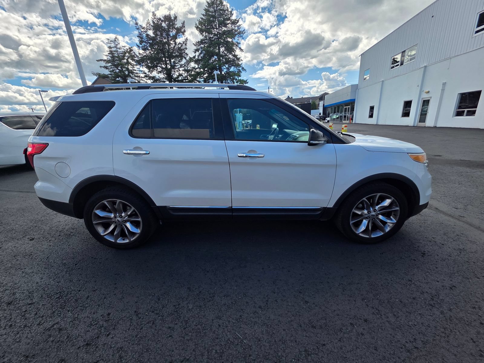 Used 2015 Ford Explorer XLT w/ Equipment Group 202A AWD/4WD image 4