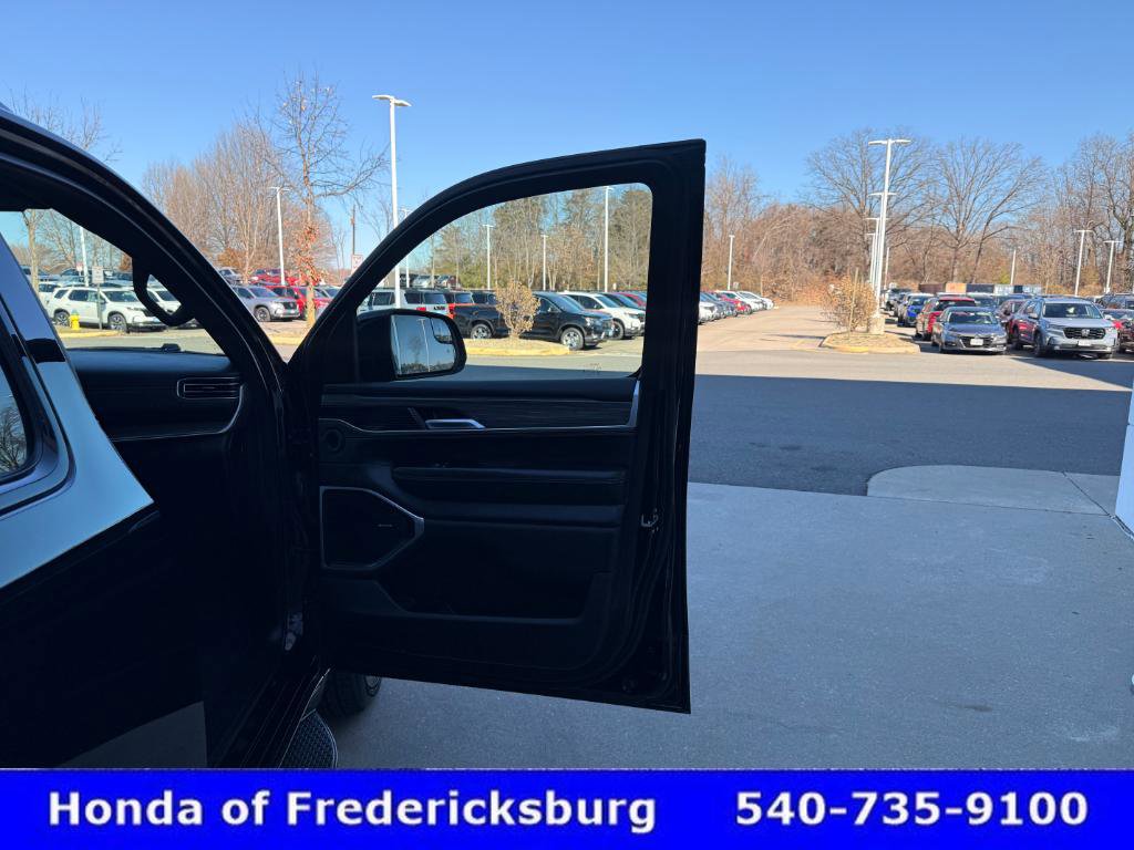 Used 2024 Jeep Wagoneer L Series II w/ Flexible Seating Group image 20