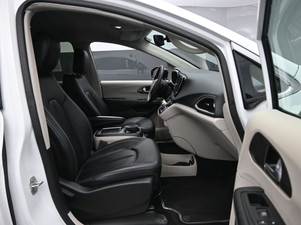 Used 2024 Chrysler Pacifica Touring-L FWD image 28