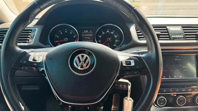 Used 2018 Volkswagen Passat 2.0T R-Line w/ R-Line Lighting Package FWD image 9
