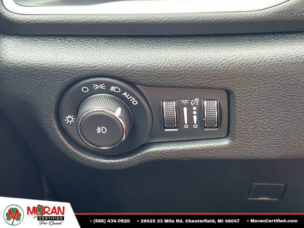 Used 2025 Chrysler Pacifica Select FWD image 25
