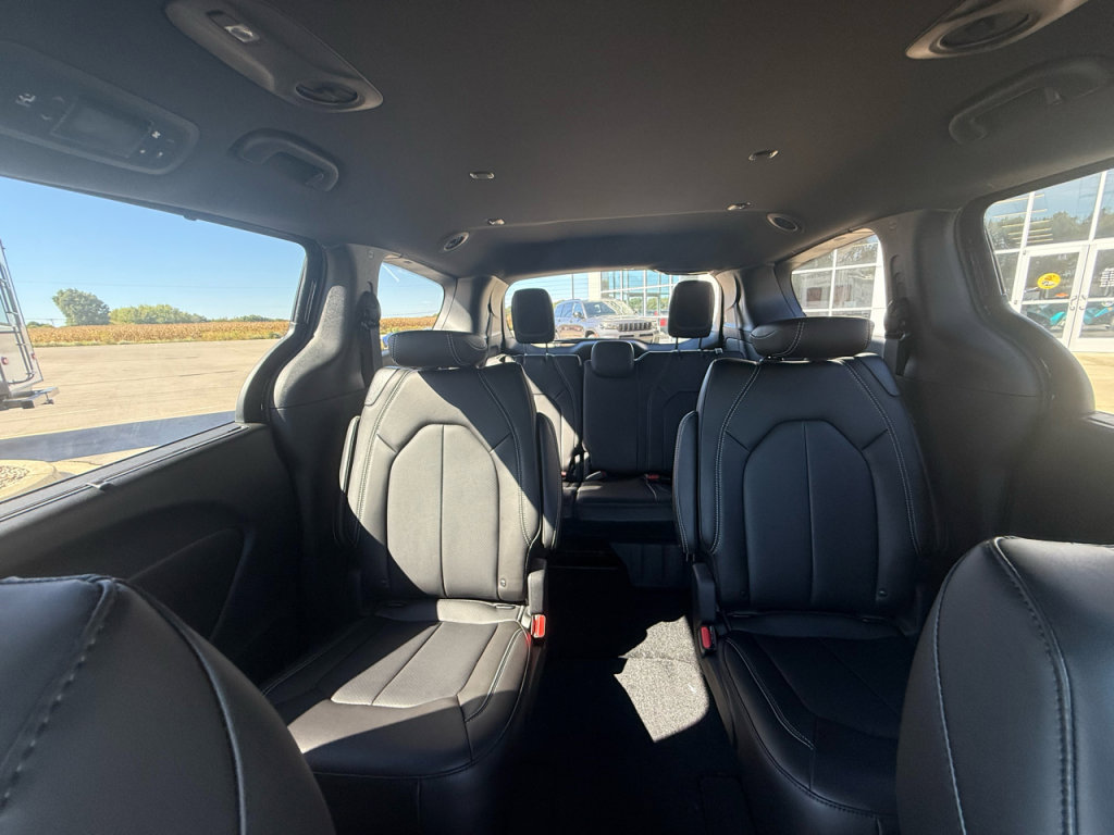New 2026 Chrysler Pacifica Select image 30