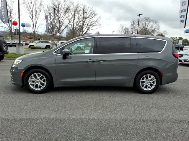Used 2023 Chrysler Pacifica Touring-L image 11