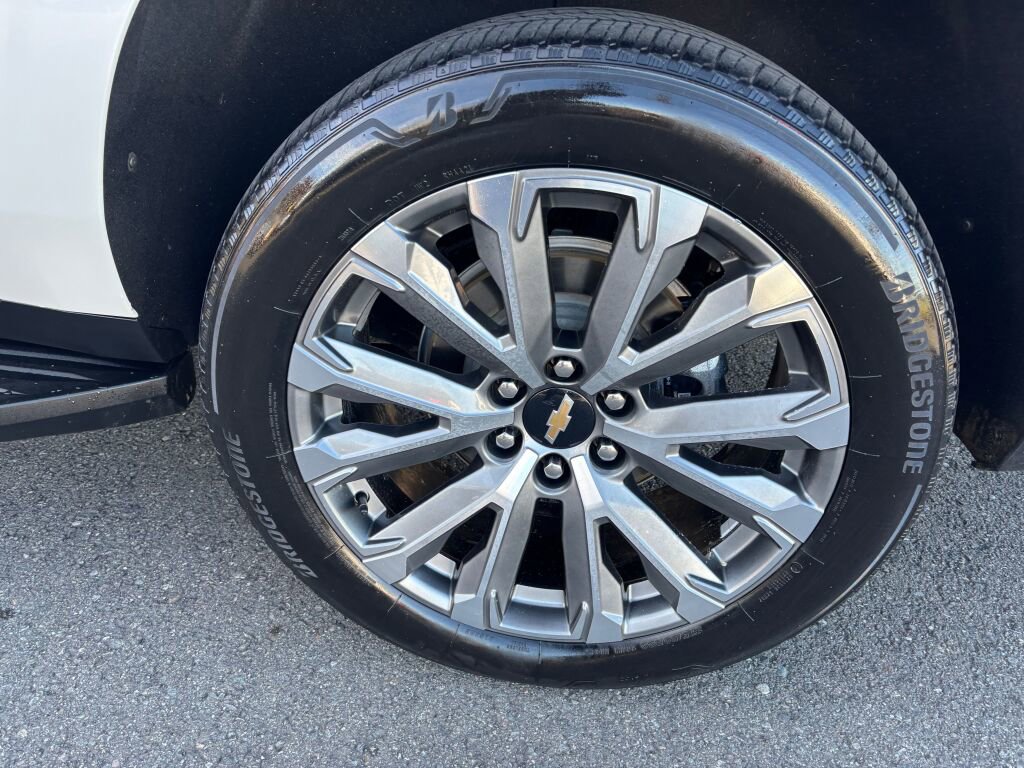 Used 2025 Chevrolet Suburban High Country image 9