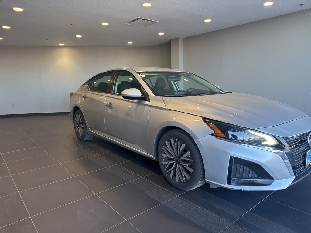 Used 2023 Nissan Altima 2.5 SV image 2