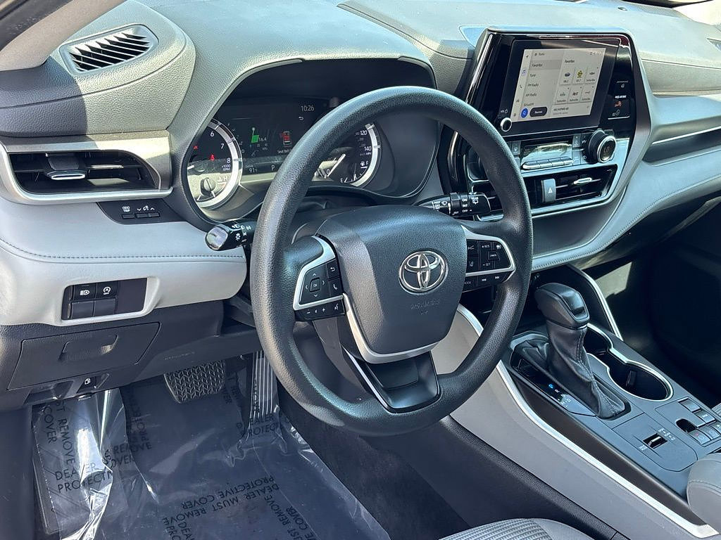 Used 2023 Toyota Highlander L FWD image 9