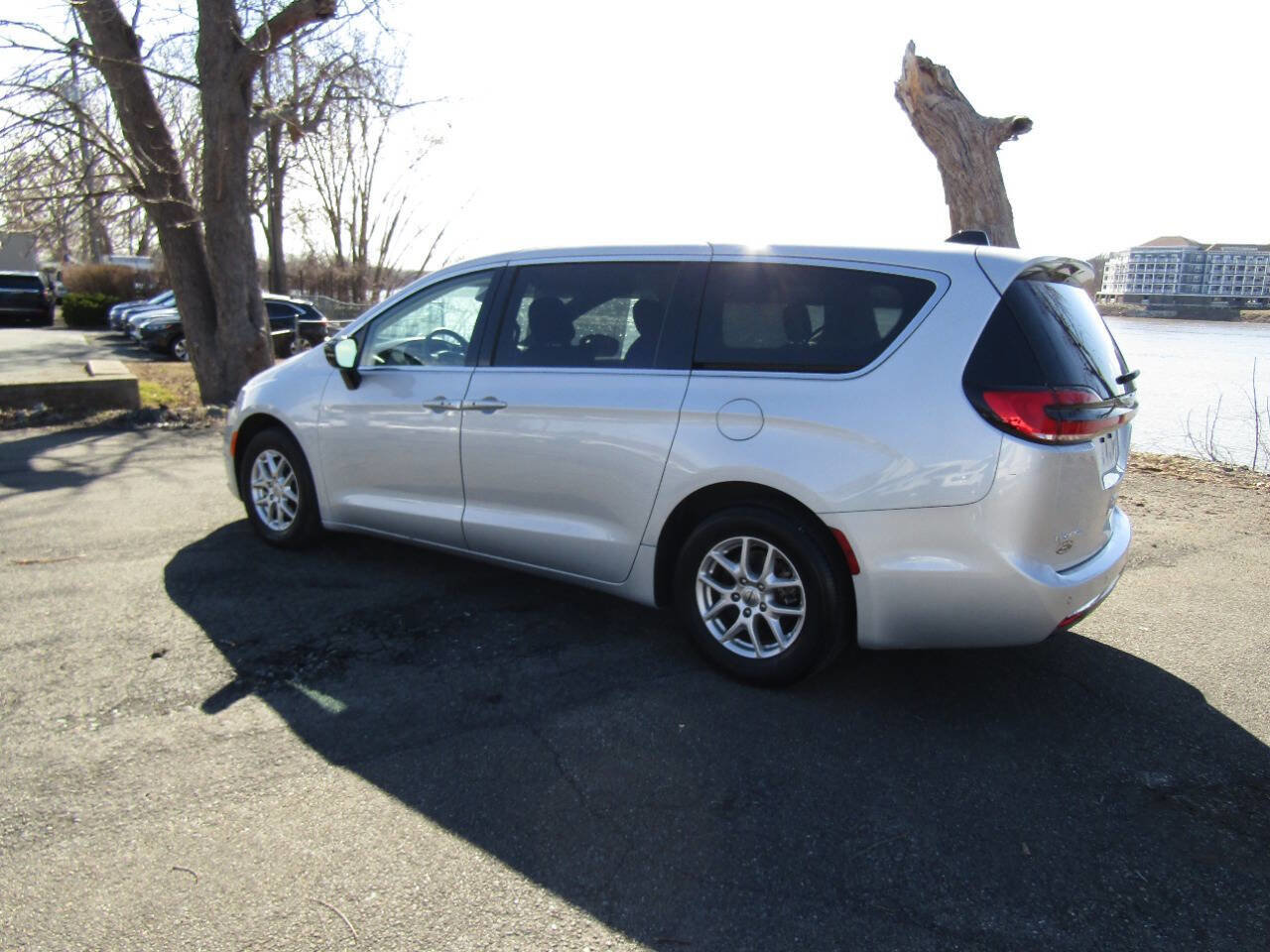 Used 2024 Chrysler Pacifica Touring-L image 40