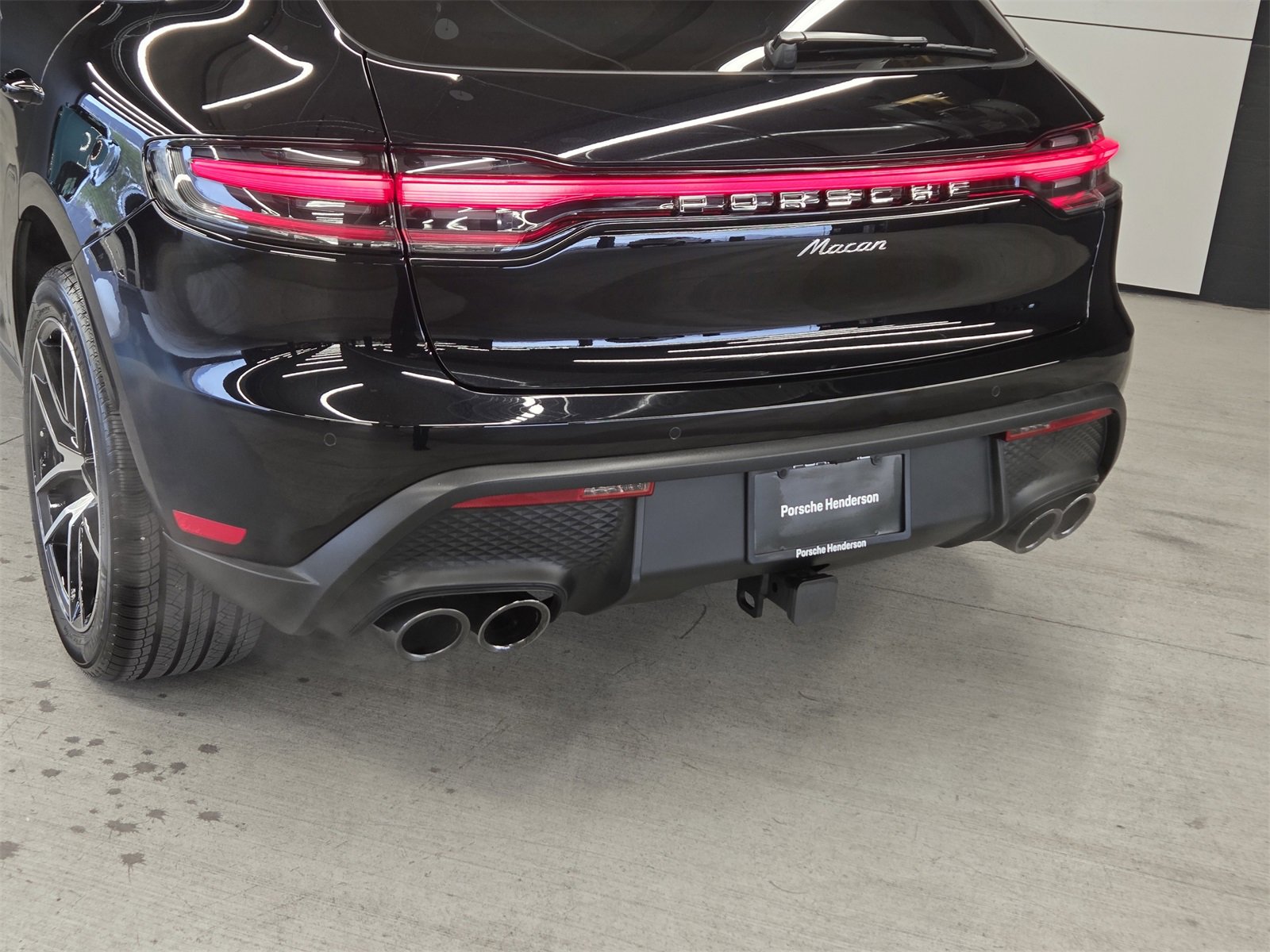Certified 2025 Porsche Macan image 8