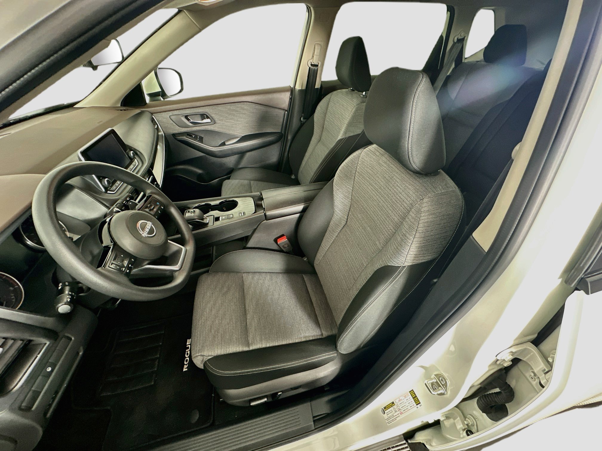 Used 2022 Nissan Rogue SV FWD image 13