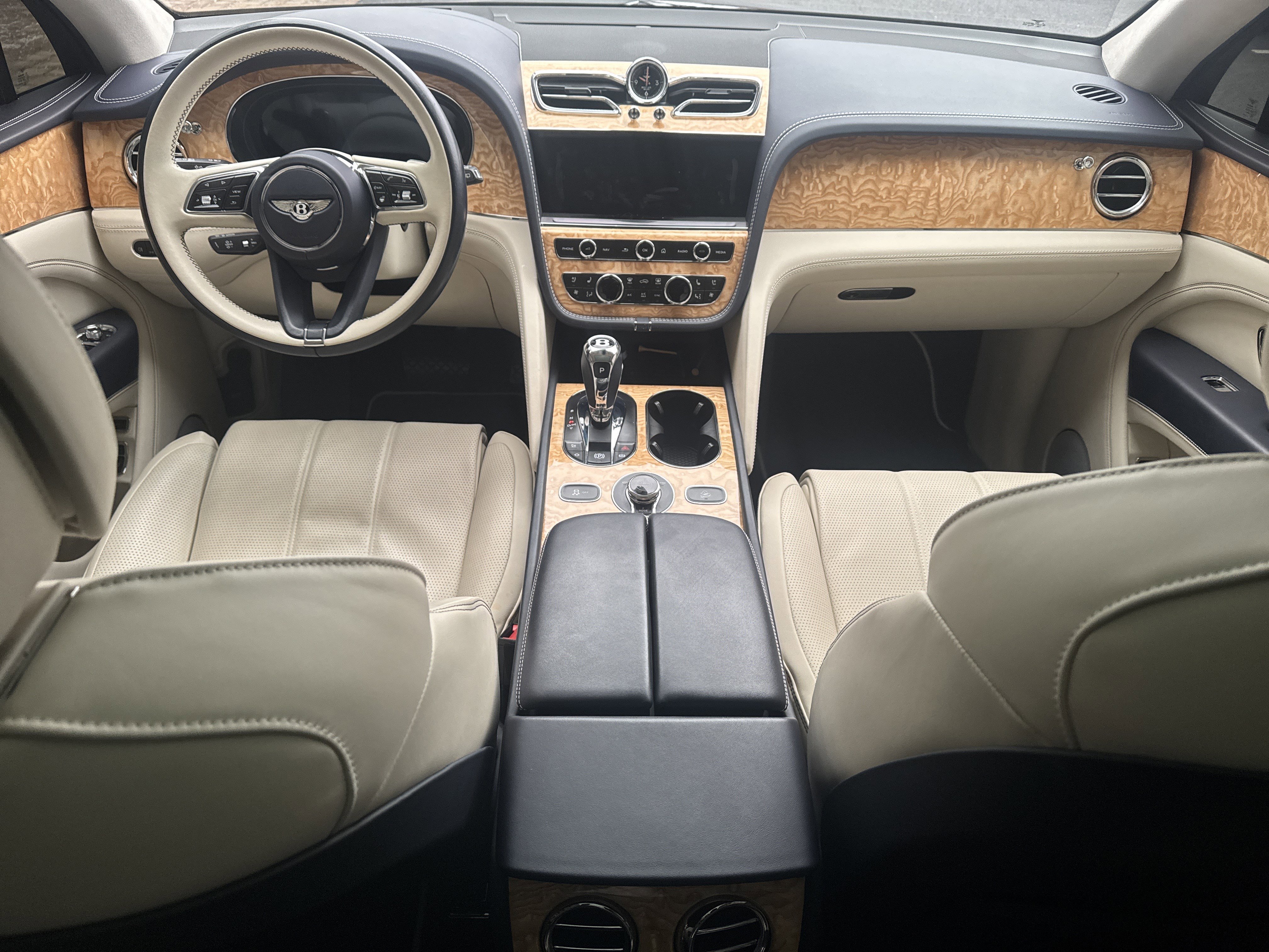 Used 2024 Bentley Bentayga Plug-In Hybrid image 4