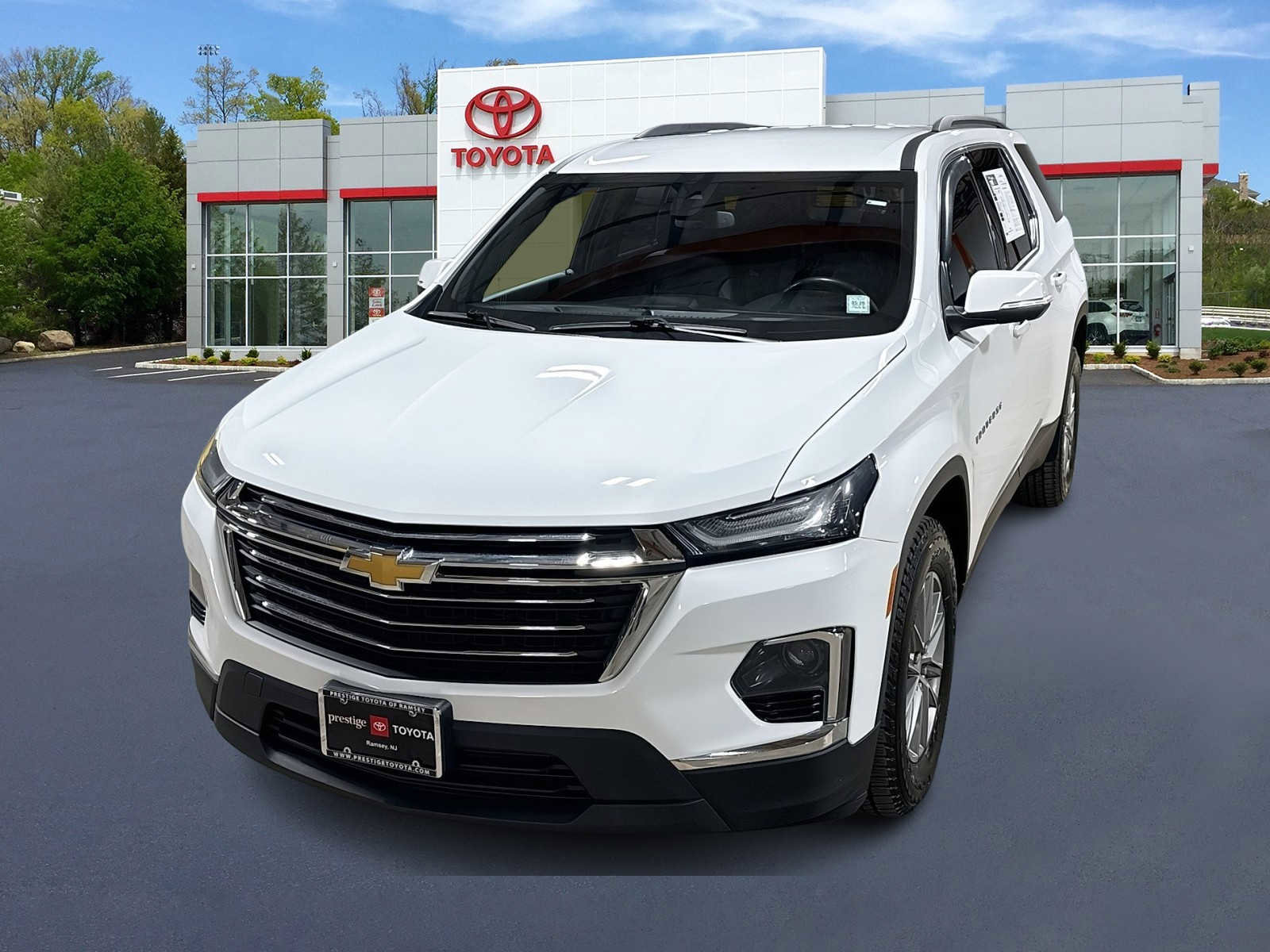 Used 2023 Chevrolet Traverse LT FWD image 1