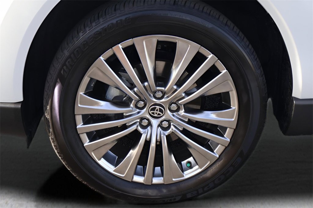 Certified 2024 Toyota Venza XLE image 28