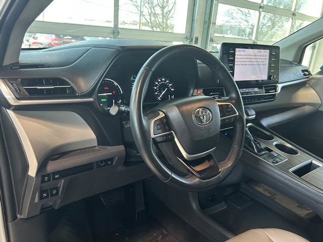 Used 2024 Toyota Sienna XLE FWD image 17