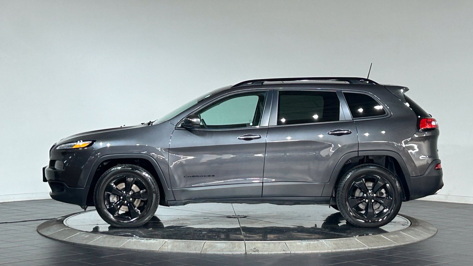Used 2017 Jeep Cherokee High Altitude AWD/4WD image 6