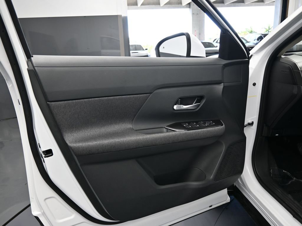 Used 2025 Nissan Kicks SV image 15