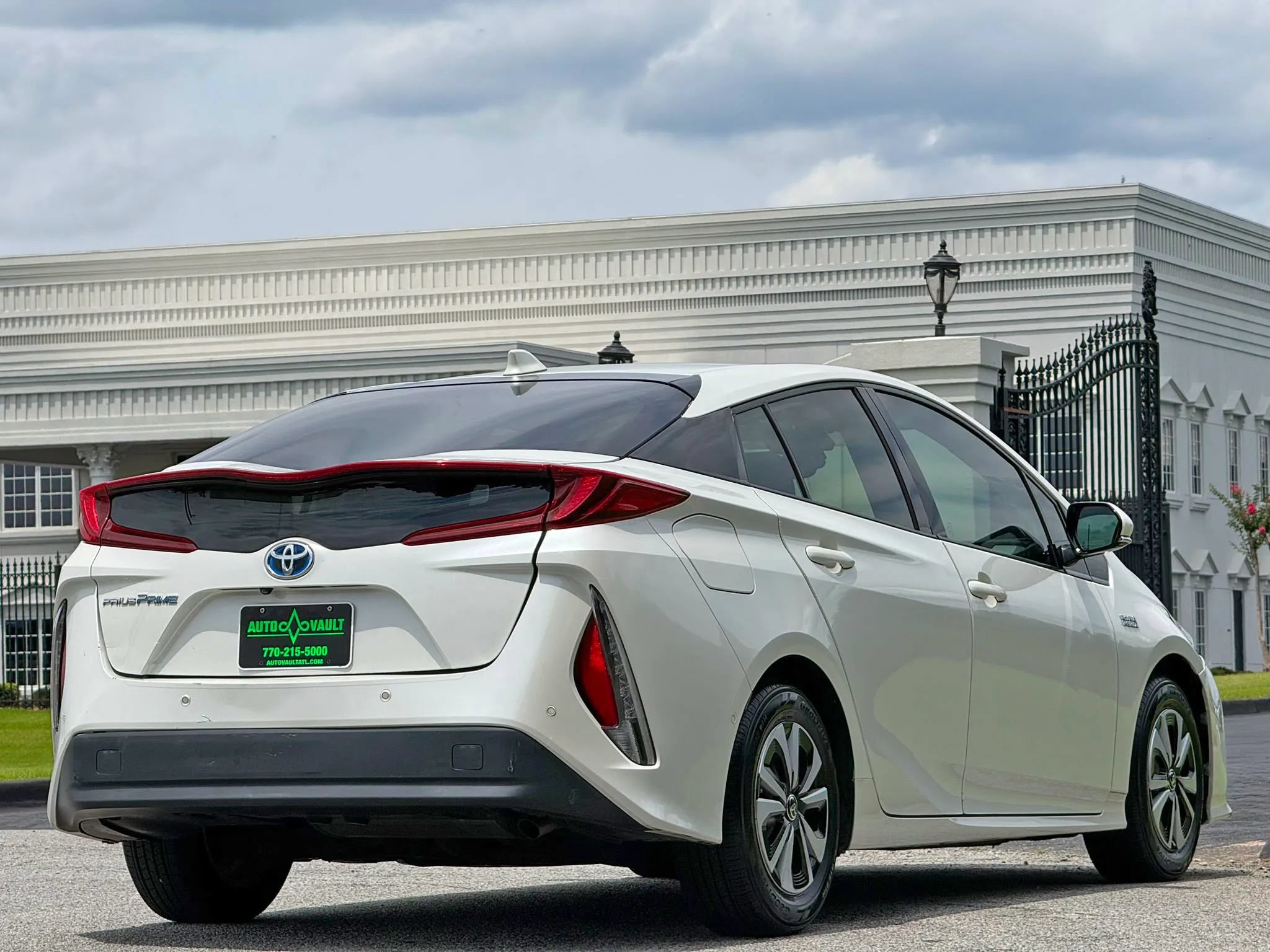 Used 2017 Toyota Prius Prime Advanced FWD image 11