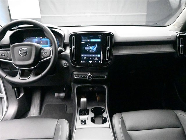 Used 2025 Volvo XC40 B5 Core image 9