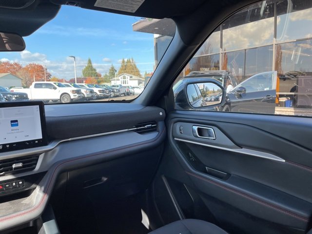 Used 2025 Ford Explorer ST-Line w/ ST-Line Street Pack image 4