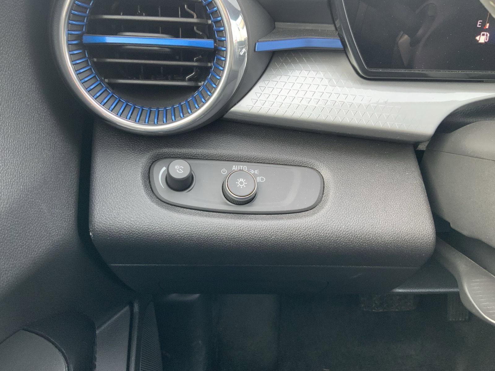 Used 2025 Chevrolet Trax LT w/ LT Convenience Package image 28