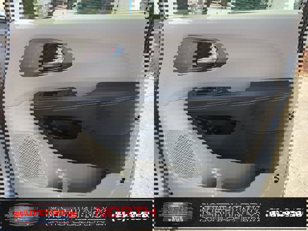 Used 2024 Chrysler Pacifica Touring-L image 27