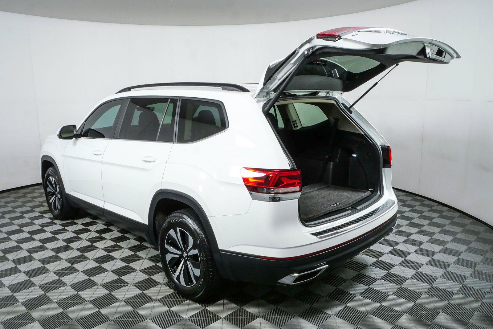 Used 2024 Volkswagen Atlas SE FWD image 33