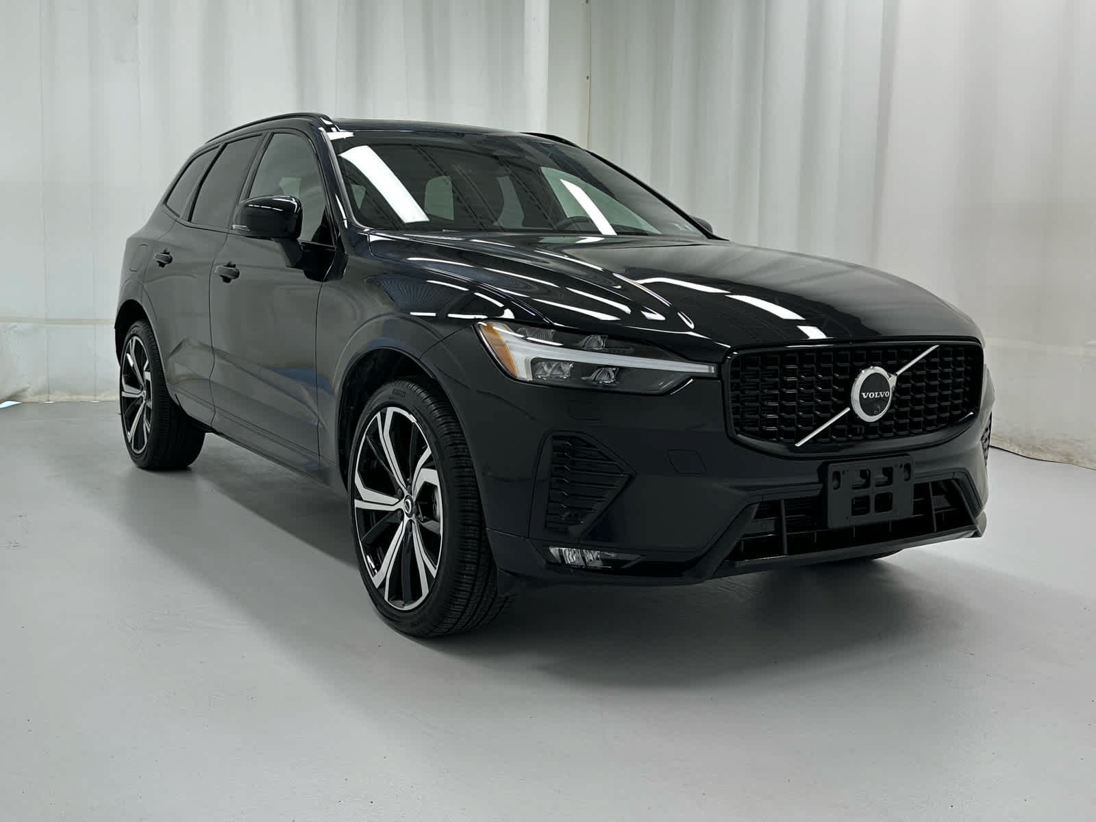 Used 2025 Volvo XC60 B5 Ultra w/ Climate Package AWD/4WD image 1