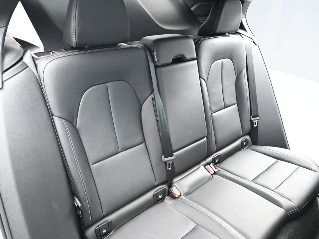 Used 2025 Volvo XC40 B5 Plus image 16