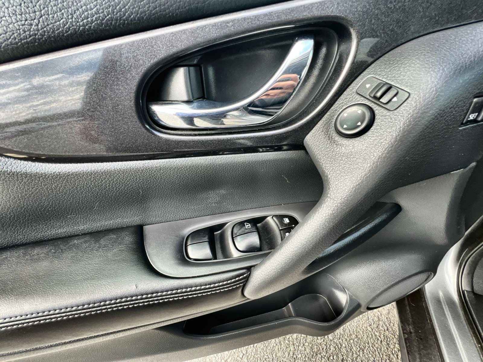 Used 2018 Nissan Rogue SV w/ Premium Package FWD image 23