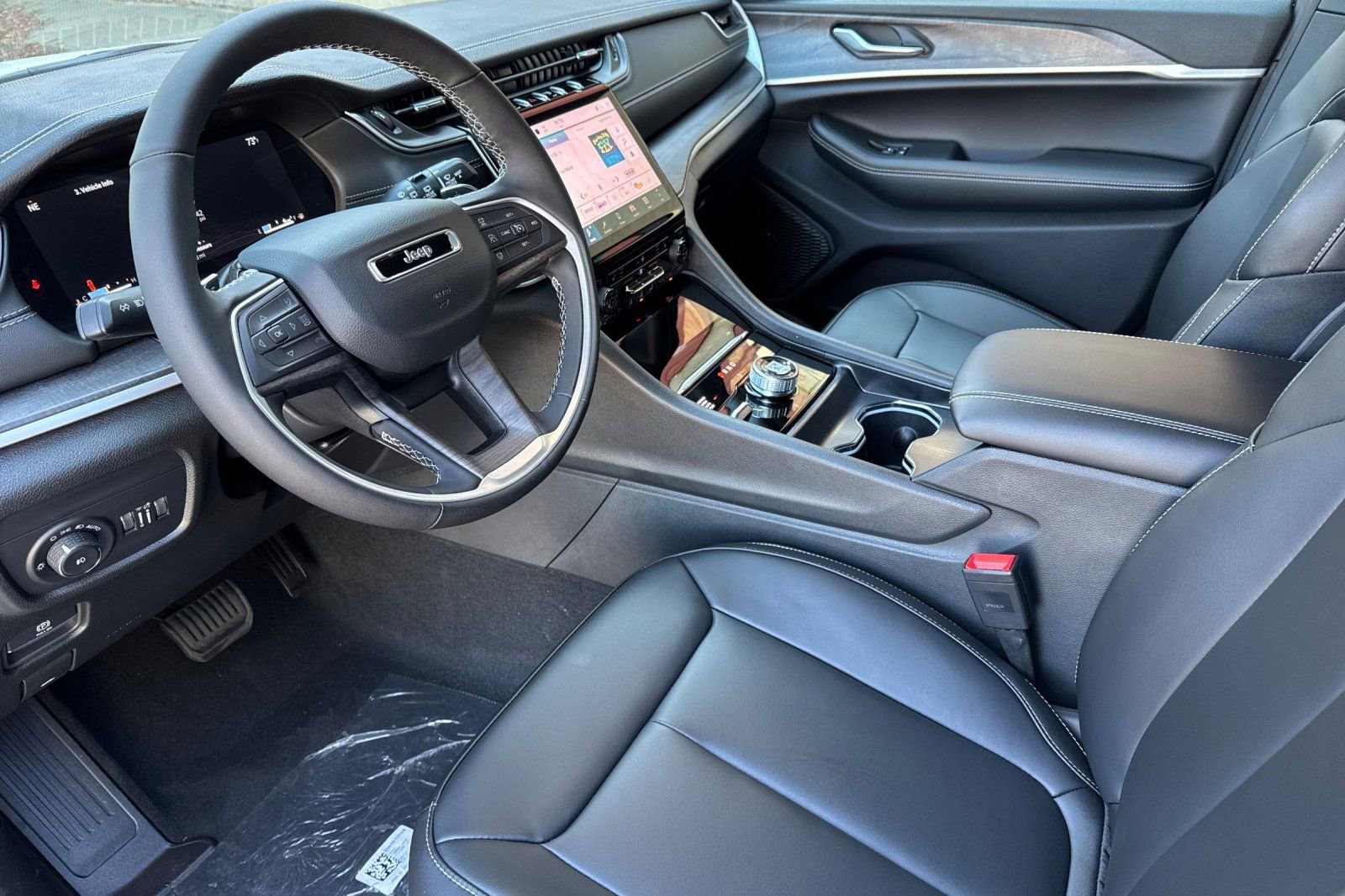 New 2025 Jeep Grand Cherokee Limited w/ Black Appearance Package AWD/4WD image 9
