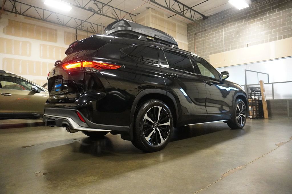 Used 2022 Toyota Highlander XSE AWD/4WD image 4