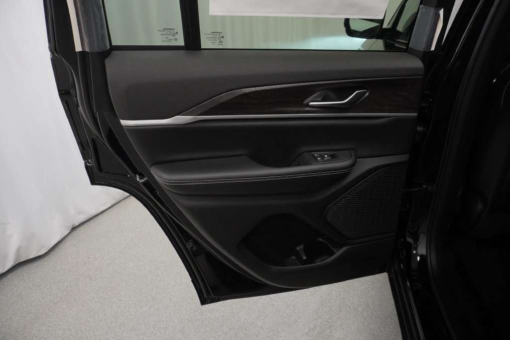 New 2026 Jeep Grand Cherokee Altitude AWD/4WD image 29