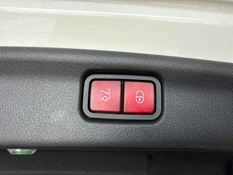 Used 2023 Mercedes-Benz C 300 4MATIC Sedan image 10