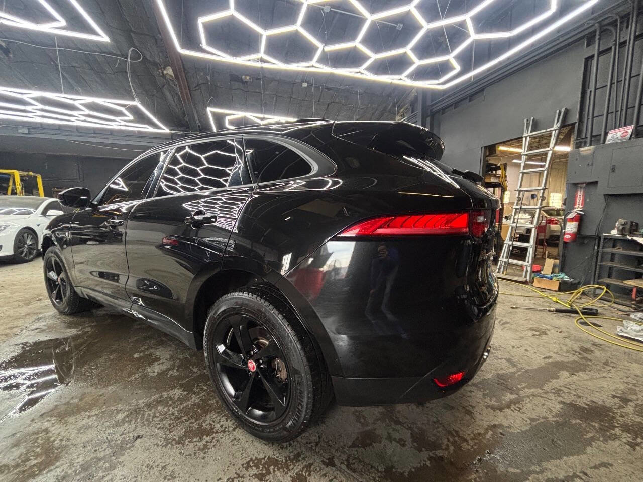 Used 2017 Jaguar F-PACE Premium image 4