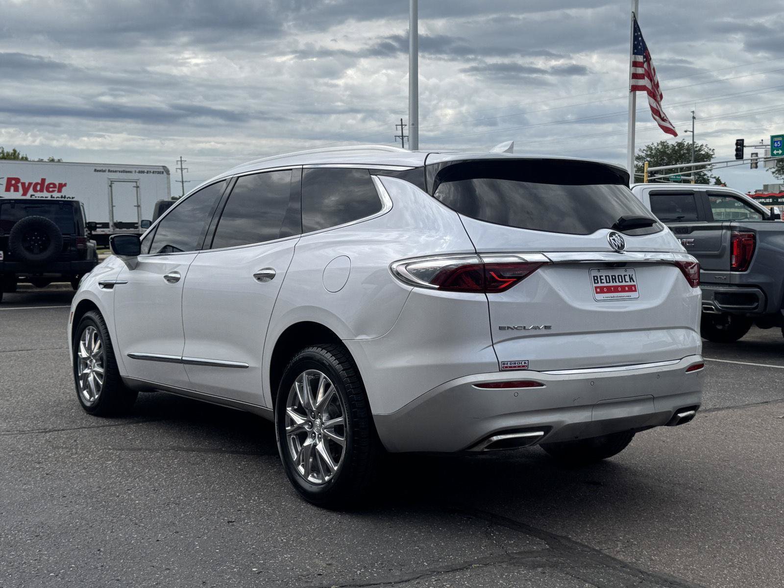 Used 2022 Buick Enclave Essence w/ Experience Buick Package FWD image 5