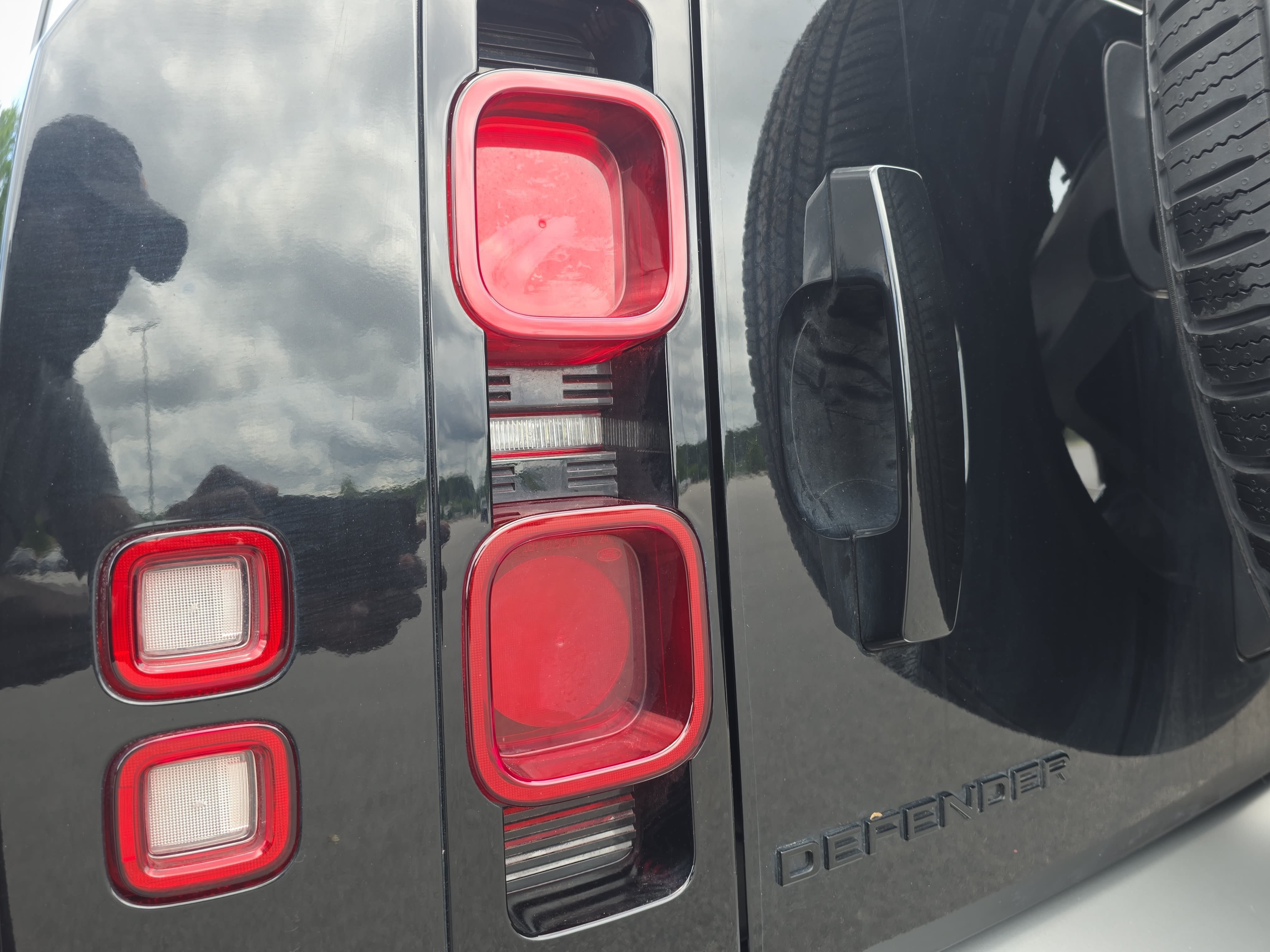 Certified 2025 Land Rover Defender 110 S AWD/4WD image 34