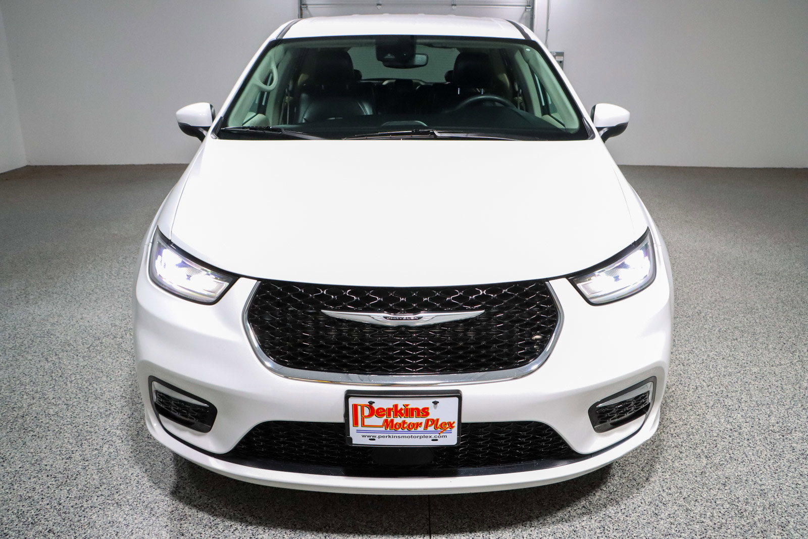 Used 2023 Chrysler Pacifica Touring-L image 4