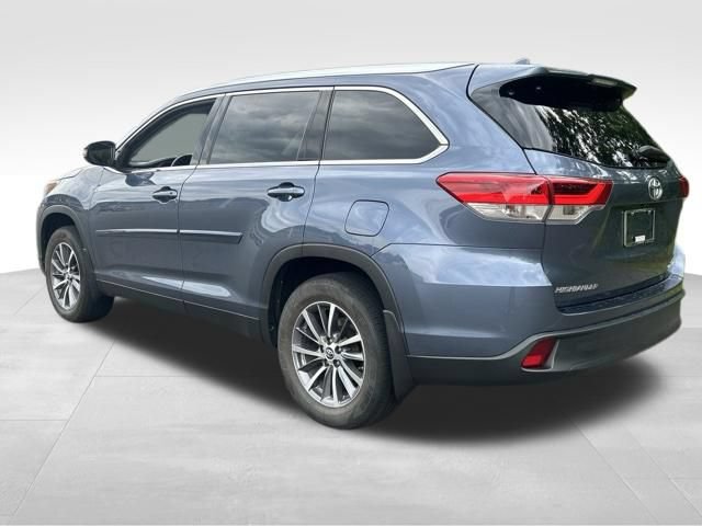Used 2019 Toyota Highlander XLE AWD/4WD image 3
