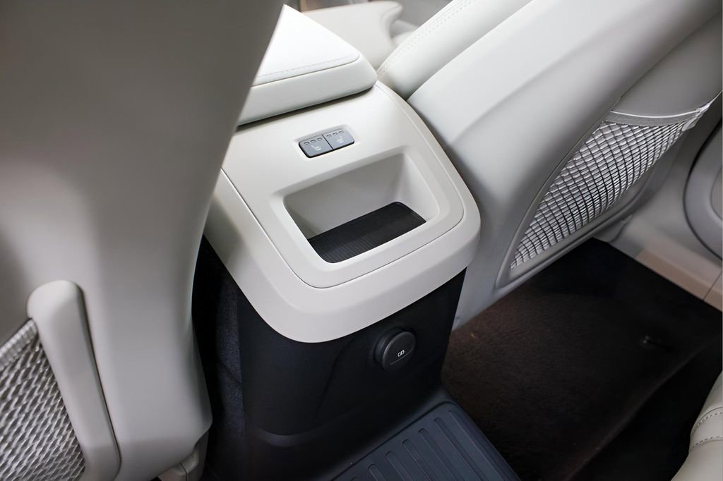 New 2025 Volvo XC60 T8 Ultra w/ Protection Package Premier image 13