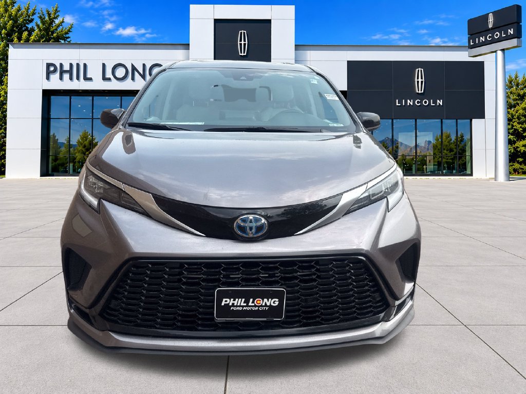 Used 2022 Toyota Sienna XSE w/ XSE Plus Package FWD image 2