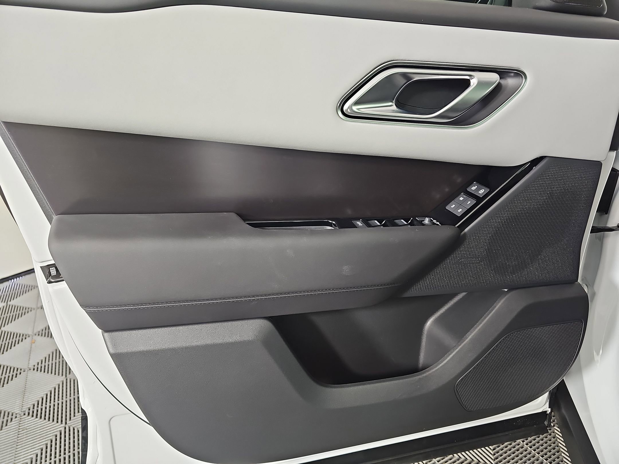 New 2026 Land Rover Range Rover Velar Dynamic SE image 11