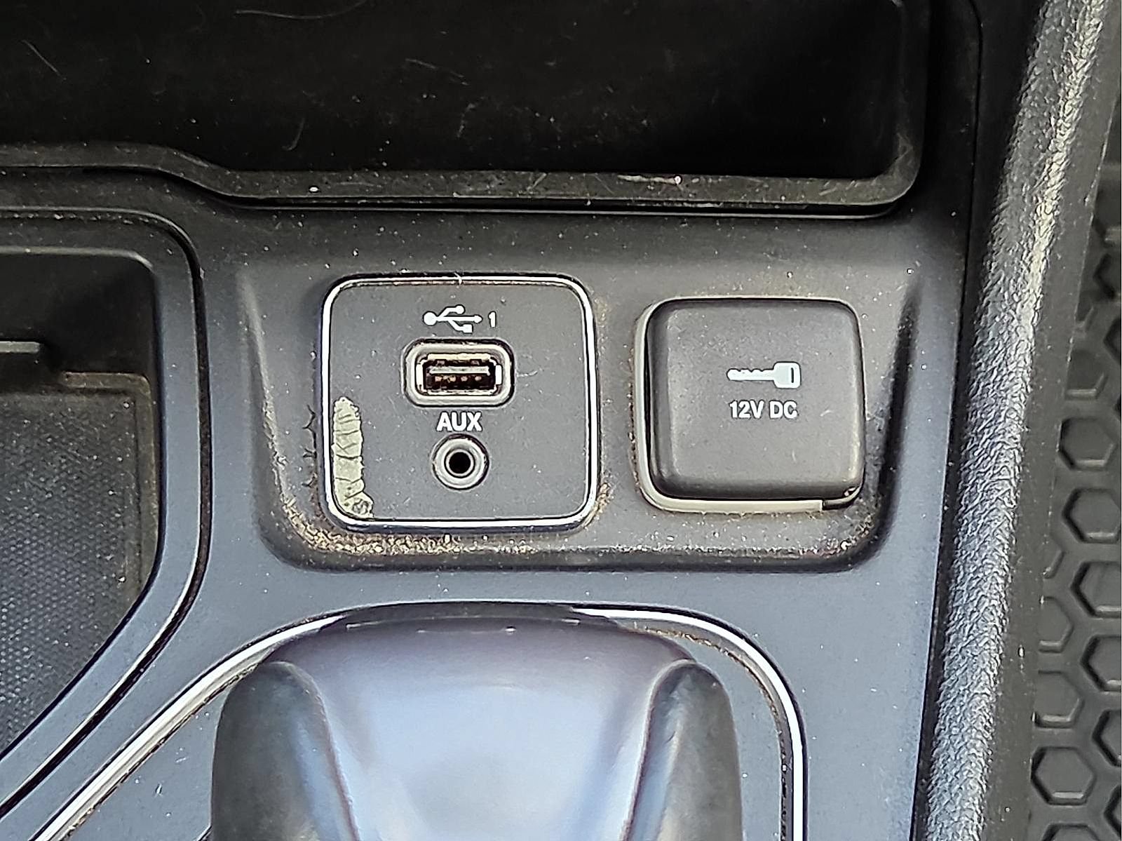 Used 2019 Jeep Cherokee Latitude Plus w/ Comfort/Convenience Group FWD image 17