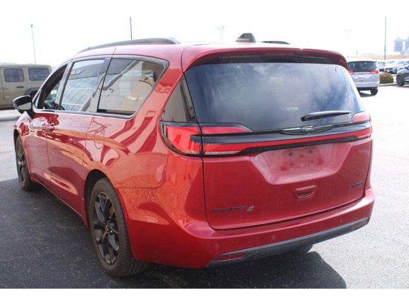 Used 2025 Chrysler Pacifica Limited image 6