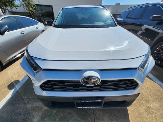 Used 2021 Toyota RAV4 LE FWD image 2